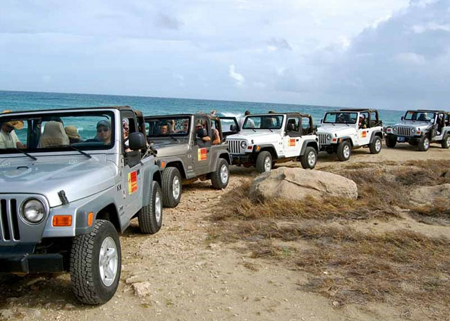 Jeff and friends parking the Jeeps to see the sea of Cozumel.